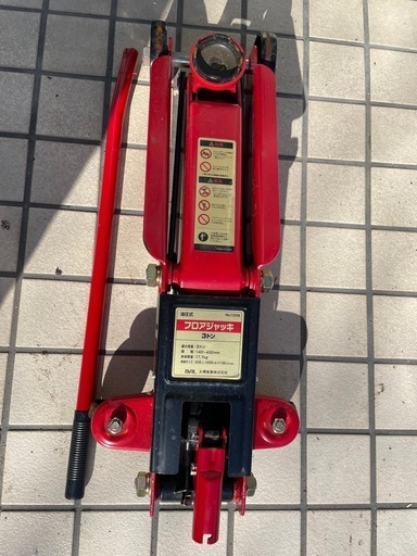 油圧式フロアジャッキ3トン　タイヤ交換