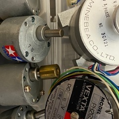 DCモーター5個、DCギヤドモーター４個、ステッピングモータ２個ジャンク品です詳細不明　0円の画像