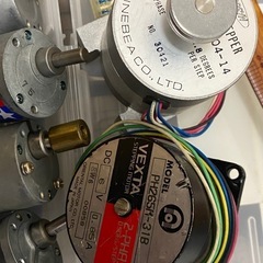 DCモーター5個、DCギヤドモーター４個、ステッピングモータ２個ジャンク品です詳細不明　0円の画像
