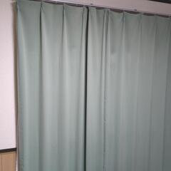 カーテン　薄い緑