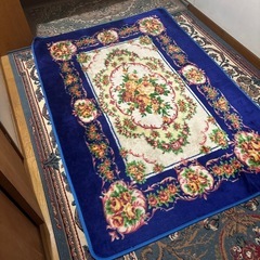 鮮やかな花柄のカーペット 無料です！の画像