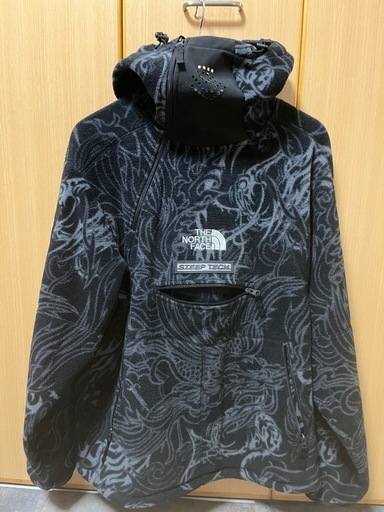 The　North Face×supremeパーカー