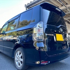 初売り2日から‼️ 8人乗り☆シートカバー装着☆月々1.2万円〜分割払い可❗️車検2年付き！大人気☆トヨタ ヴォクシー ☆HDDナビ付き☆走行中DVD見れます☆ETC付き☆バックカメラ付き☆便利な電動スライドドア付き☆ドライブレコーダー付きのフル装備☆純正アルミホイール装着☆車内広々三列シート‼️の画像