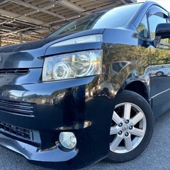 初売り2日から‼️ 8人乗り☆シートカバー装着☆月々1.2万円〜分割払い可❗️車検2年付き！大人気☆トヨタ ヴォクシー ☆HDDナビ付き☆走行中DVD見れます☆ETC付き☆バックカメラ付き☆便利な電動スライドドア付き☆ドライブレコーダー付きのフル装備☆純正アルミホイール装着☆車内広々三列シート‼️の画像