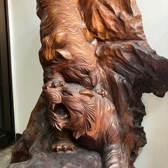 虎の木彫りの置物の画像