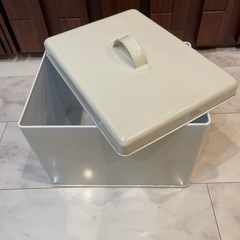 お値下げしました白い缶ケースの画像