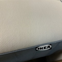 ダブルサイズベッドとIKEAマットレス、椅子、2個Bluetooth headsetの画像