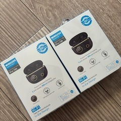 ダブルサイズベッドとIKEAマットレス、椅子、2個Bluetooth headsetの画像