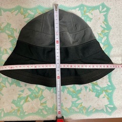Kazu バケットハット グレーと黒の画像