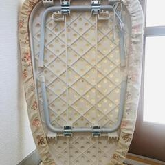 折りたたみ脚付き小型テーブルアイロン台の画像