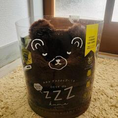 デスクで昼寝するクマの画像