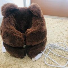 デスクで昼寝するクマの画像