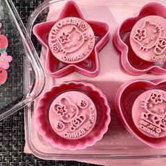 美品*ハローキティ クッキー型の画像