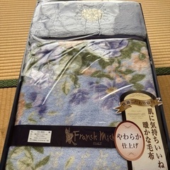 未使用箱入り　Frank Michel 刺繍入り襟付き毛布