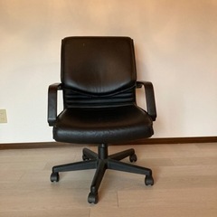 肘掛けつきデスクチェア