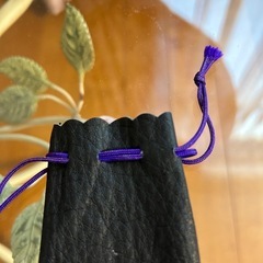 黒いレザー巾着袋 紫の紐付きの画像