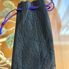 黒いレザー巾着袋 紫の紐付き