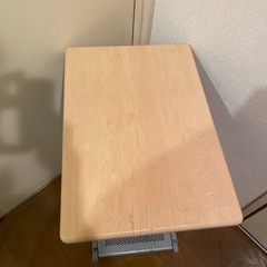 木柄ベッドサイドテーブルの画像