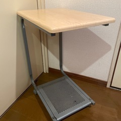 木柄ベッドサイドテーブル