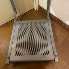 木柄ベッドサイドテーブルの画像