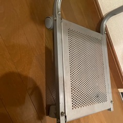 木柄ベッドサイドテーブルの画像