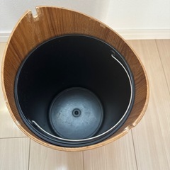 　おしゃれなデザインの木製　
ゴミ箱の画像