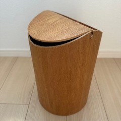 　おしゃれなデザインの木製　
ゴミ箱