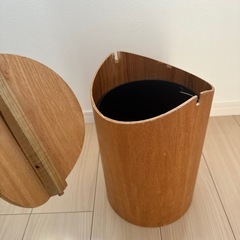 　おしゃれなデザインの木製　
ゴミ箱の画像