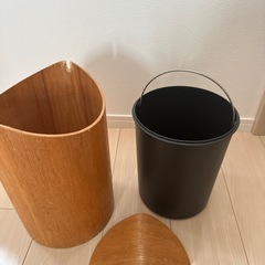 　おしゃれなデザインの木製　
ゴミ箱の画像
