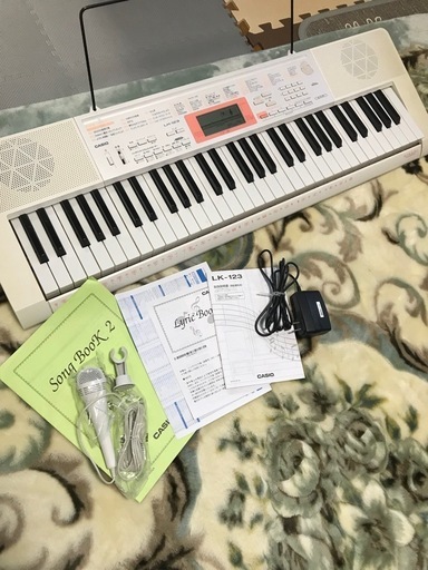 CASIO LK-123　光ナビゲーション付き　61鍵電子キーボード