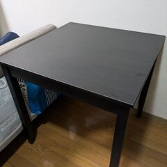テーブル（幅74cm×奥行き74cm×高さ75cm）