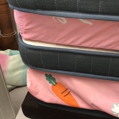 シングル脚付きマットレスベッドの画像