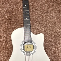 白いアコースティックギター
