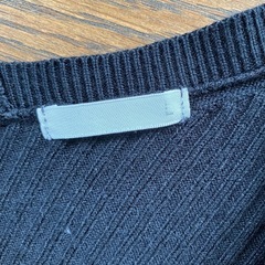 ［GU］VネックニットＬの画像