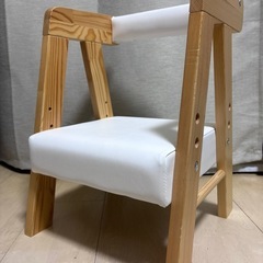 キッズチェア　白　高さ調節可
の画像