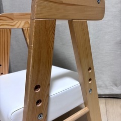 キッズチェア　白　高さ調節可
の画像