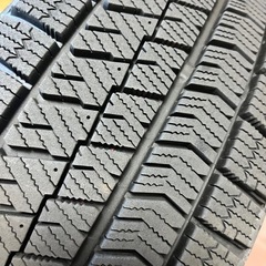 ブリヂストン　VRX2スタッドレスタイヤ　195/65R15 ４本　2022年製　ナット　タイヤカバー付き の画像