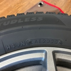 ブリヂストン　VRX2スタッドレスタイヤ　195/65R15 ４本　2022年製　ナット　タイヤカバー付き の画像