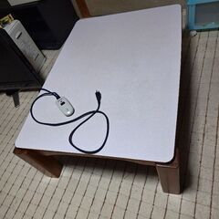 こいずみ家具調赤外線こたつです。少しガタありますが、割りときれい...