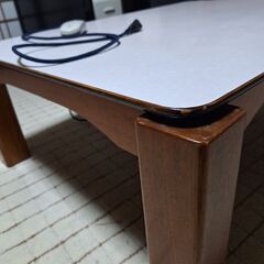 こいずみ家具調赤外線こたつです。少しガタありますが、割りときれいだと思いますの画像