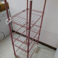 ピンクに塗装された4段のスチールラック