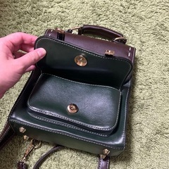 【美品】レザーリュック ダークブラウン グリーン 合皮蜂 ハチ Beeの画像