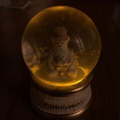 スノードーム雪が降る町　クマの親子クリスマス5色ライトアップ使用の画像