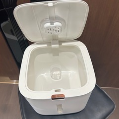 新品米びつ　容器　ドッグフード入れとしても！ の画像