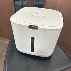 新品米びつ　容器　ドッグフード入れとしても！ の画像