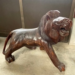 木彫りのライオン