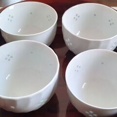 【無料】丸いお盆と未使用の湯呑み４個の画像