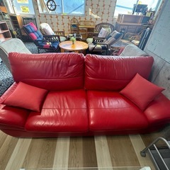 赤いレザー風ソファ 2つのクッション付き 赤いレザー風ソファ 2つのクッション付き