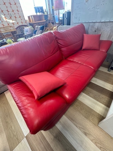 赤いレザー風ソファ 2つのクッション付き 赤いレザー風ソファ 2つのクッション付き