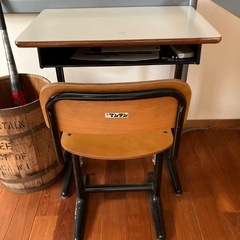 祝日値下げします小学校　机の画像
